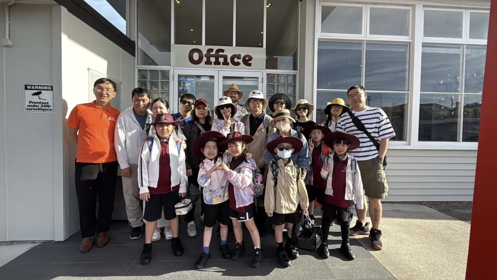 Howick Primary 校舍前的親子團體合照