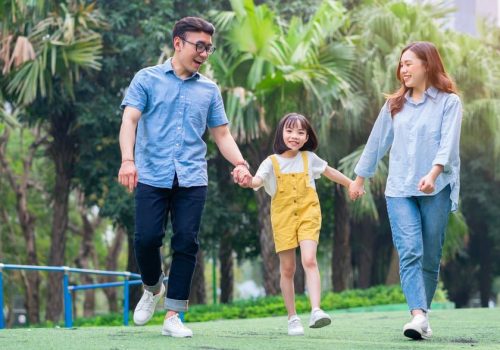 專為親子打造的寒暑假遊學營，讓孩子在短時間內沉浸於全英語教學環境，實際走入紐西蘭當地優質的中小學校園，與當地學生一同上課、互動交流，快速融入在地生活文化。