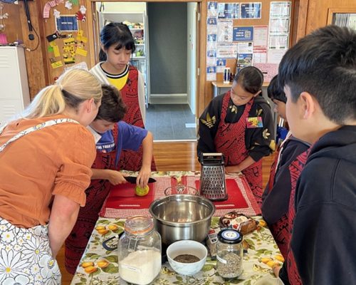 紐西蘭遊學-孩子和當地學生一起學料理
